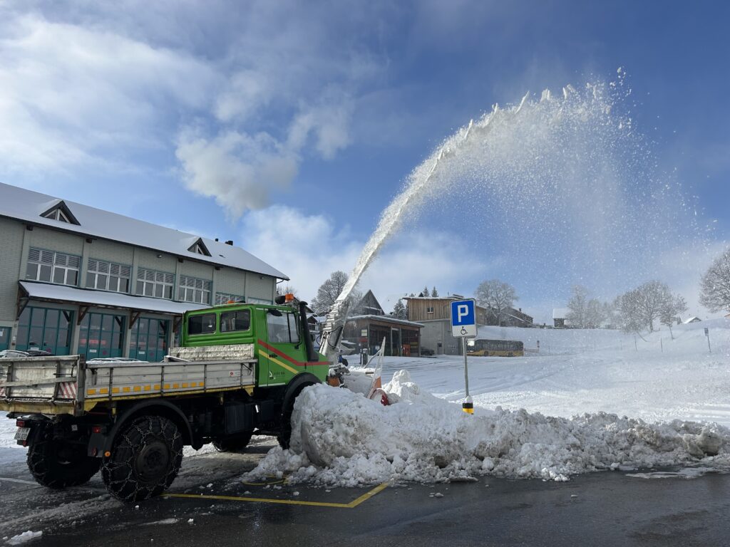 Unimog mit Schneefräse